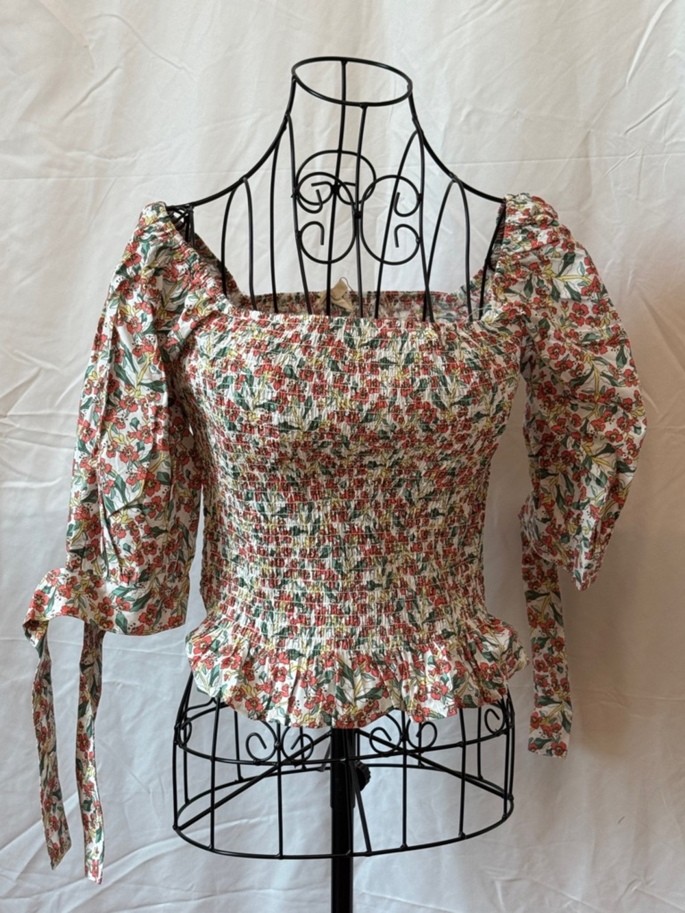 460 - easel White Floral Smocked Puff-Sleeve Top